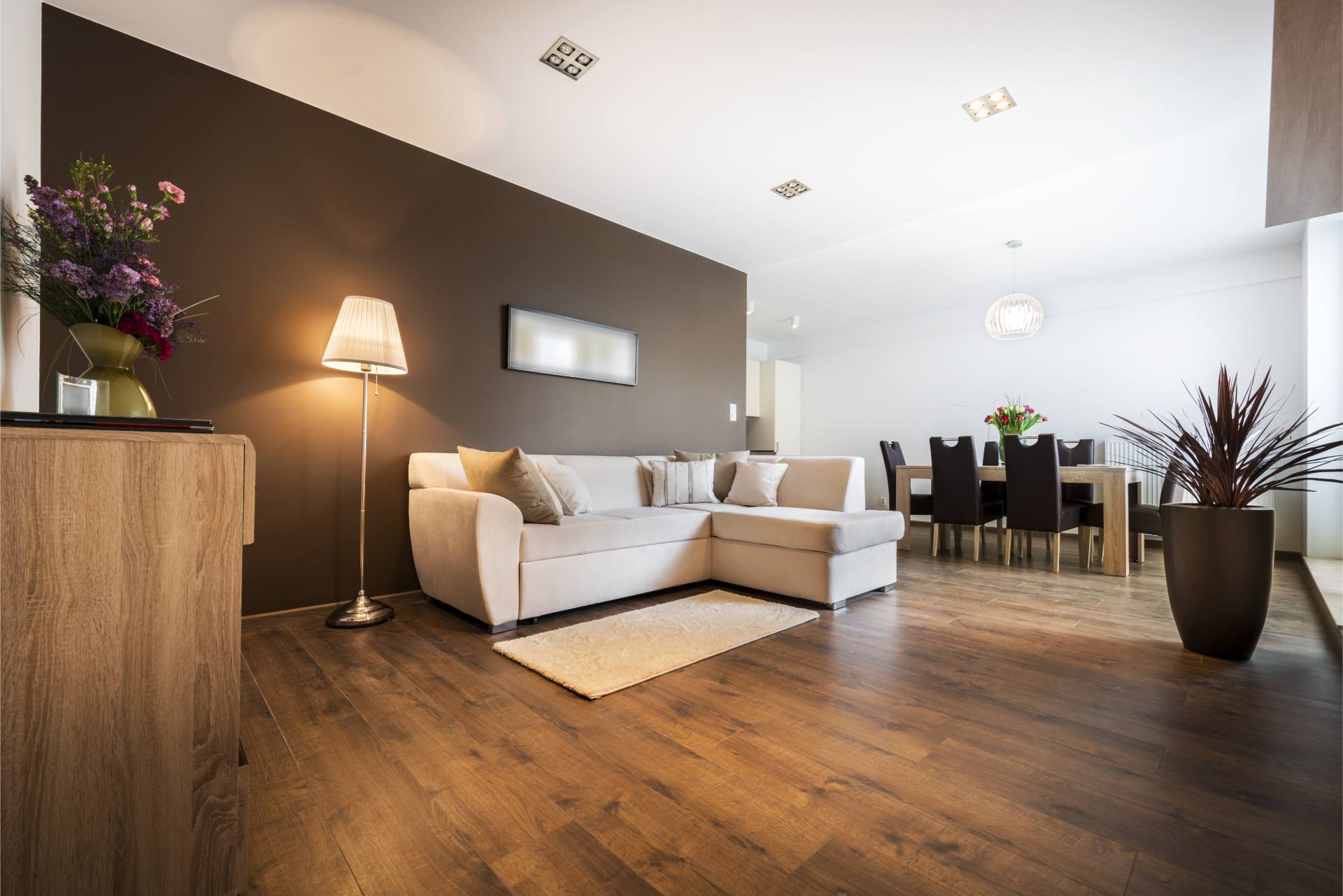 Salón moderno con parquet de madera oscura